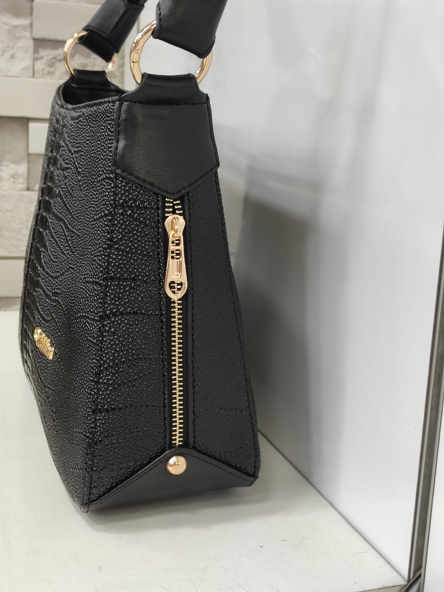 Siyah suni deri kadın çanta, şık ve modern tasarıma sahip premium elçantası